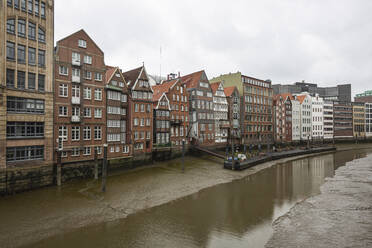 Germany, Hamburg, Row of townhouses along Nikolaifleet canal - ASCF01684