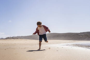 Girl having fun at beach on sunny day - DIGF17801