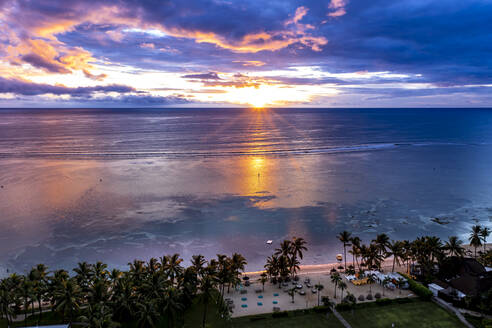 Mauritius, Flic-en-Flac, Blick aus dem Hubschrauber auf den Indischen Ozean bei dramatischem Sonnenuntergang - AMF09473