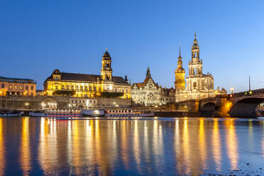 Deutschland, Sachsen, Dresden, Elbe in der Abenddämmerung mit Dresdner Schloss und Kathedrale im Hintergrund - EGBF00831