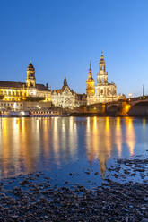 Deutschland, Sachsen, Dresden, Elbe in der Abenddämmerung mit Dresdner Schloss und Kathedrale im Hintergrund - EGBF00832