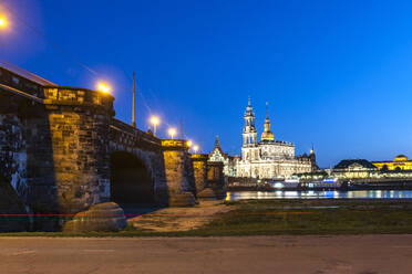 Deutschland, Sachsen, Dresden, Augustusbrücke in der Abenddämmerung mit der Dresdner Kathedrale im Hintergrund - EGBF00833