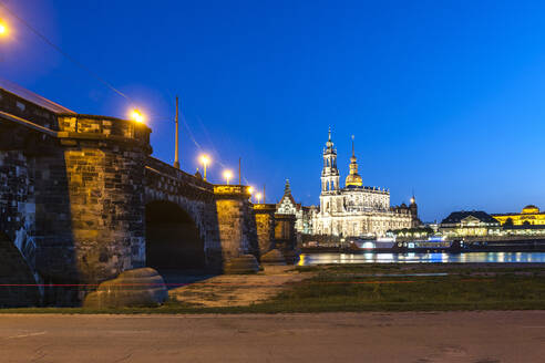 Deutschland, Sachsen, Dresden, Augustusbrücke in der Abenddämmerung mit der Dresdner Kathedrale im Hintergrund - EGBF00833