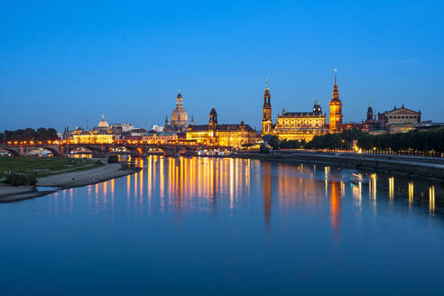 Deutschland, Sachsen, Dresden, Langzeitbelichtung der Elbe in der Abenddämmerung mit beleuchteten Altstadthäusern im Hintergrund - EGBF00841