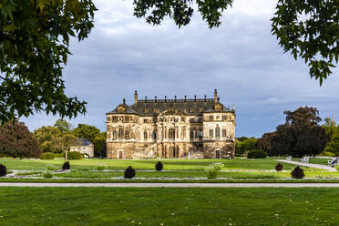 Deutschland, Sachsen, Dresden, Großer Garten mit Sommerpalais im Hintergrund - EGBF00843