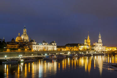 Deutschland, Sachsen, Dresden, Elbe bei Nacht mit vertäuten Ausflugsschiffen und der Dresdner Kunstakademie im Hintergrund - EGBF00844