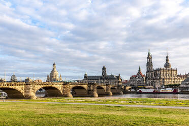 Deutschland, Sachsen, Dresden, Wolken über der Augustusbrücke mit Altstadtgebäuden im Hintergrund - EGBF00846