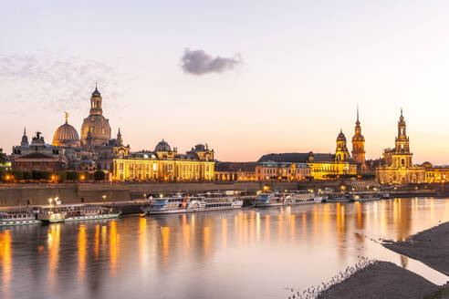 Deutschland, Sachsen, Dresden, Elbe bei Sonnenuntergang mit vertäuten Ausflugsbooten und der Dresdner Kunstakademie im Hintergrund - EGBF00851