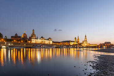 Deutschland, Sachsen, Dresden, Elbe in der Abenddämmerung mit der Hochschule für Bildende Künste Dresden im Hintergrund - EGBF00852