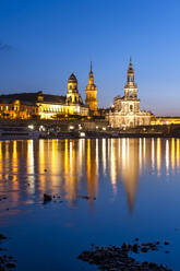 Deutschland, Sachsen, Dresden, Elbe in der Abenddämmerung mit Dresdner Schloss und Kathedrale im Hintergrund - EGBF00853