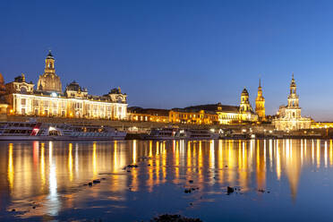 Deutschland, Sachsen, Dresden, Elbe in der Abenddämmerung mit vertäuten Ausflugsbooten und der Dresdner Kunstakademie im Hintergrund - EGBF00854