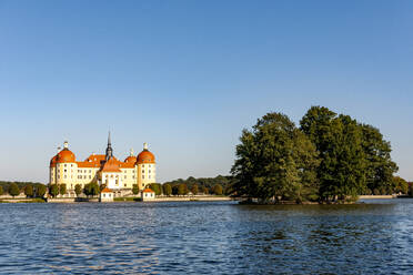 Deutschland, Sachsen, Moritzburg, Blick auf den See mit Schloss Moritzburg im Hintergrund - EGBF00857