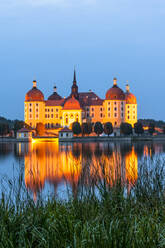 Deutschland, Sachsen, Moritzburg, Langzeitbelichtung von See und beleuchtetem Schloss Moritzburg in der Abenddämmerung - EGBF00862