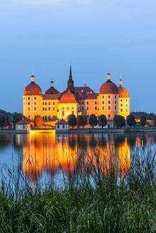 Deutschland, Sachsen, Moritzburg, Langzeitbelichtung von See und beleuchtetem Schloss Moritzburg in der Abenddämmerung - EGBF00862