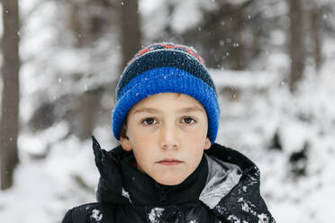 Junge mit Strickmütze im Winter - JRFF05358