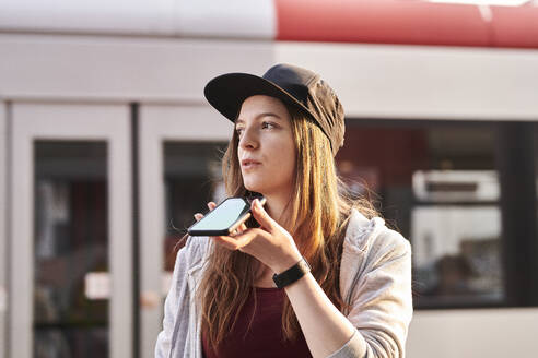 Young woman using smartphone in gthe city - MMIF00296