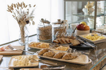 Frühstücksbuffet auf dem Tisch im Boutiquehotel - EIF03664
