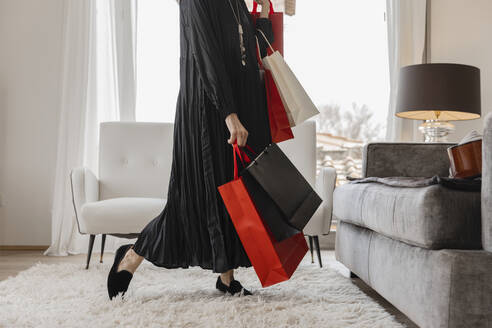 Frau auf dem Sofa mit durchnässten Taschen in einem Boutique-Hotel - EIF03768