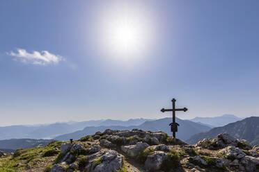 Germany, Bavaria, Sun shining over Fockenstein summit cross - FOF13101