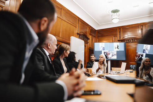 Weiblicher Finanzexperte im Gespräch mit Kollegen in einer Konferenz im Büro - MASF29422