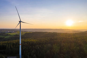 Deutschland, Baden-Württemberg, Luftaufnahme einer Windkraftanlage im Schurwald bei Sonnenuntergang - WDF06870