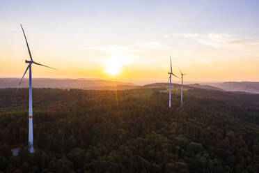 Deutschland, Baden-Württemberg, Luftaufnahme von Windparkanlagen im Schurwald bei Sonnenuntergang - WDF06872