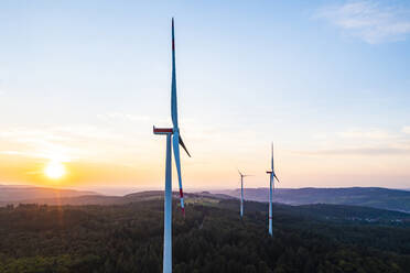 Deutschland, Baden-Württemberg, Luftaufnahme von Windparkanlagen im Schurwald bei Sonnenuntergang - WDF06873