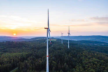 Deutschland, Baden-Württemberg, Luftaufnahme von Windparkanlagen im Schurwald bei Sonnenuntergang - WDF06875