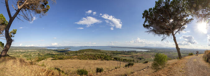 Blick auf den Trasimeno-See an einem sonnigen Tag, Castiglione del Lago, Umbrien, Italien - MAMF02100