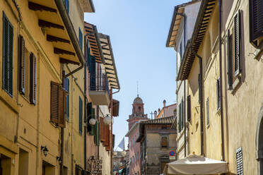 Kirche von La Maddalena inmitten von Gebäuden unter klarem Himmel, Castiglione del Lago, Umbrien, Italien - MAMF02104