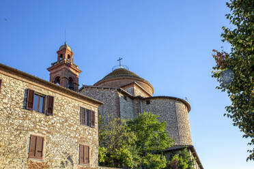 Blick auf die Kirche unter blauem Himmel an einem sonnigen Tag, Castiglione del Lago, Umbrien, Italien - MAMF02108