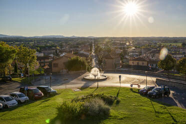 Stadtansicht von oben an einem sonnigen Tag, Castiglione del Lago, Umbrien, Italien - MAMF02112