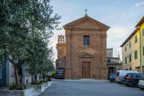 Italien, Provinz Siena, Radicondoli, Eingang der Kirche des Kruzifixes - MAMF02115