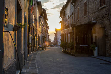 Italien, Provinz Siena, Radicondoli, Altstadtgässchen bei Sonnenuntergang - MAMF02117