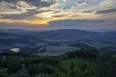 Italy, Province of Siena, Radicondoli, Tuscan countryside at sunset - MAMF02119