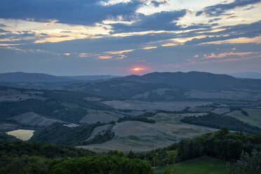 Italy, Province of Siena, Radicondoli, Tuscan countryside at sunset - MAMF02120
