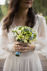 Lächelnde Braut mit Blumenstrauß - SSGF00664