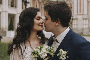 Braut und Bräutigam mit geschlossenen Augen umarmen sich gegenseitig - SSGF00667