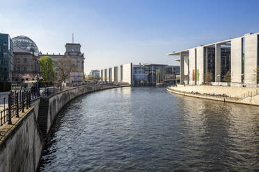 Deutschland, Berlin, Spree mit Marie-Elisabeth-Luders-Haus und Reichstagsgebäude im Hintergrund - MAMF02127