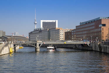 Deutschland, Berlin, Brücke über die Spree mit Gebäuden des Bezirks Mitte im Hintergrund - MAMF02129