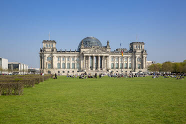 Deutschland, Berlin, Grüne Wiese vor dem Reichstagsgebäude - MAMF02132