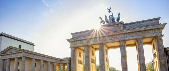 Deutschland, Berlin, Sonnenschein über dem Brandenburger Tor - MAMF02133