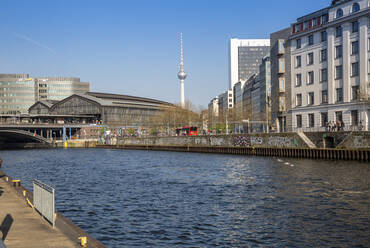 Deutschland, Berlin, Spree mit Bahnhof Berlin Friedrichstraße und Berliner Fernsehturm im Hintergrund - MAMF02135