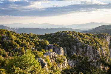 Griechenland, Epirus, Klippen des Nationalparks Vikos-Aoos im Sommer - MAMF02151
