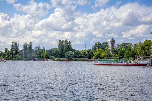 Deutschland, Berlin, Wolken über dem Rummelsburger See im Sommer - MAMF02158