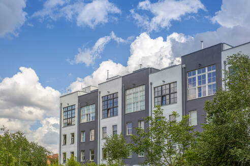 Deutschland, Berlin, Reihe von schmalen Mehrfamilienhäusern in einem Neubaugebiet - MAMF02161