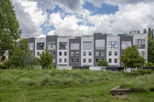 Deutschland, Berlin, Reihe von schmalen Mehrfamilienhäusern in einem Neubaugebiet - MAMF02163
