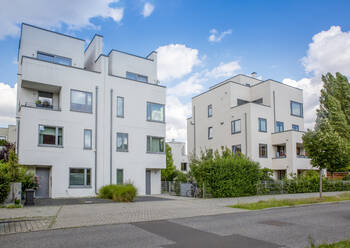 Deutschland, Berlin, Moderne Vorstadthäuser im Neubaugebiet - MAMF02167