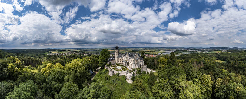 Deutschland, Bayern, Coburg, Hubschrauberpanorama der Wolken über Schloss Callenberg und Umgebung - AMF09486