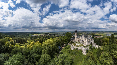 Deutschland, Bayern, Coburg, Hubschrauberpanorama der Wolken über Schloss Callenberg und Umgebung - AMF09487